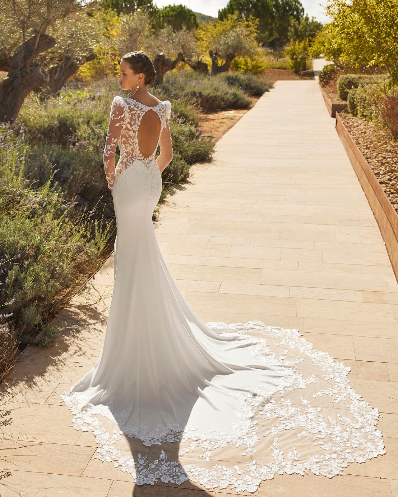 Elegantes Fit & Flare Hochzeitskleid mit tiefem V-Ausschnitt, langen Spitzenärmeln, transparentem Rücken und langer Spitzenschleppe – Vorder- und Rückenansicht bei Brautfashion in Sins