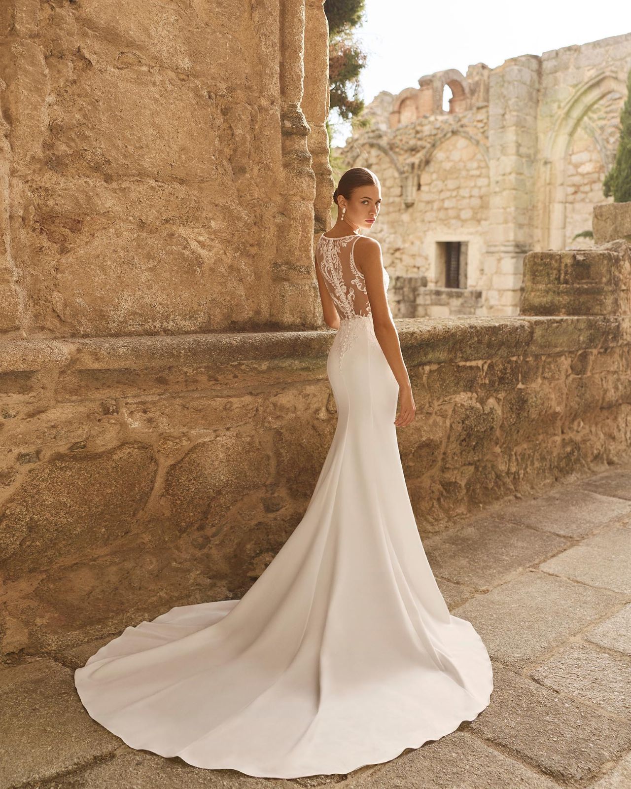 Elegantes Fit-and-Flare-Hochzeitskleid mit Spaghettiträgern, Spitzen-Corsage, Spitzen-Choker, tiefem Rücken, abnehmbarem Überrock und langer Schleppe – Vorder- und Rückenansicht bei Brautfashion in Sins