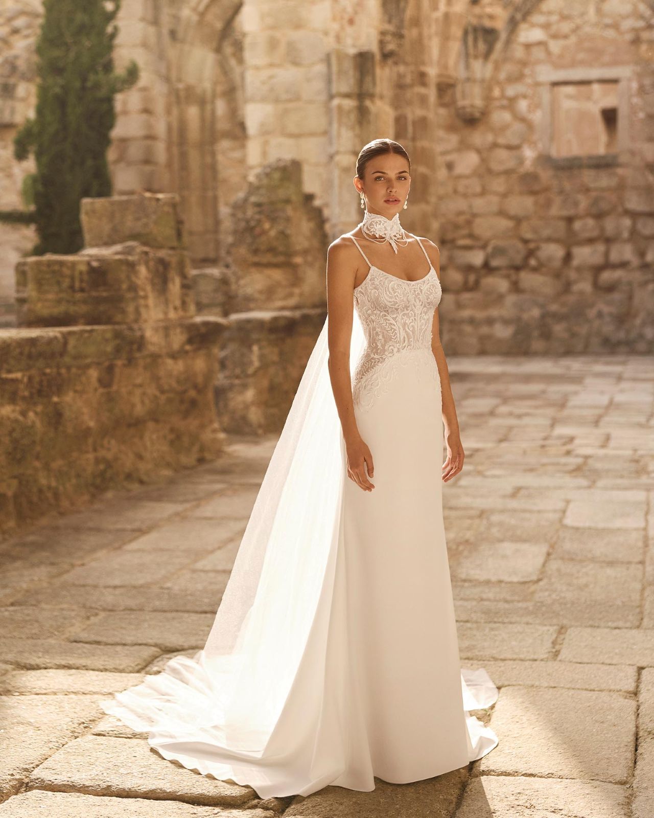 Elegantes Fit-and-Flare-Hochzeitskleid mit Spaghettiträgern, Spitzen-Corsage, Spitzen-Choker, tiefem Rücken, abnehmbarem Überrock und langer Schleppe – Vorder- und Rückenansicht bei Brautfashion in Sins
