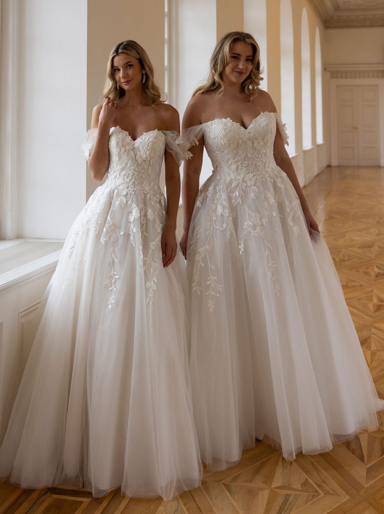 Romantisches Curvy-Hochzeitskleid mit Off-Shoulder-Ärmeln, floraler Spitzen-Corsage, herzförmigem Ausschnitt, Tüllrock, Schnürung und fliessender A-Linien-Silhouette – Brautmode bei Brautfashion in Sins
