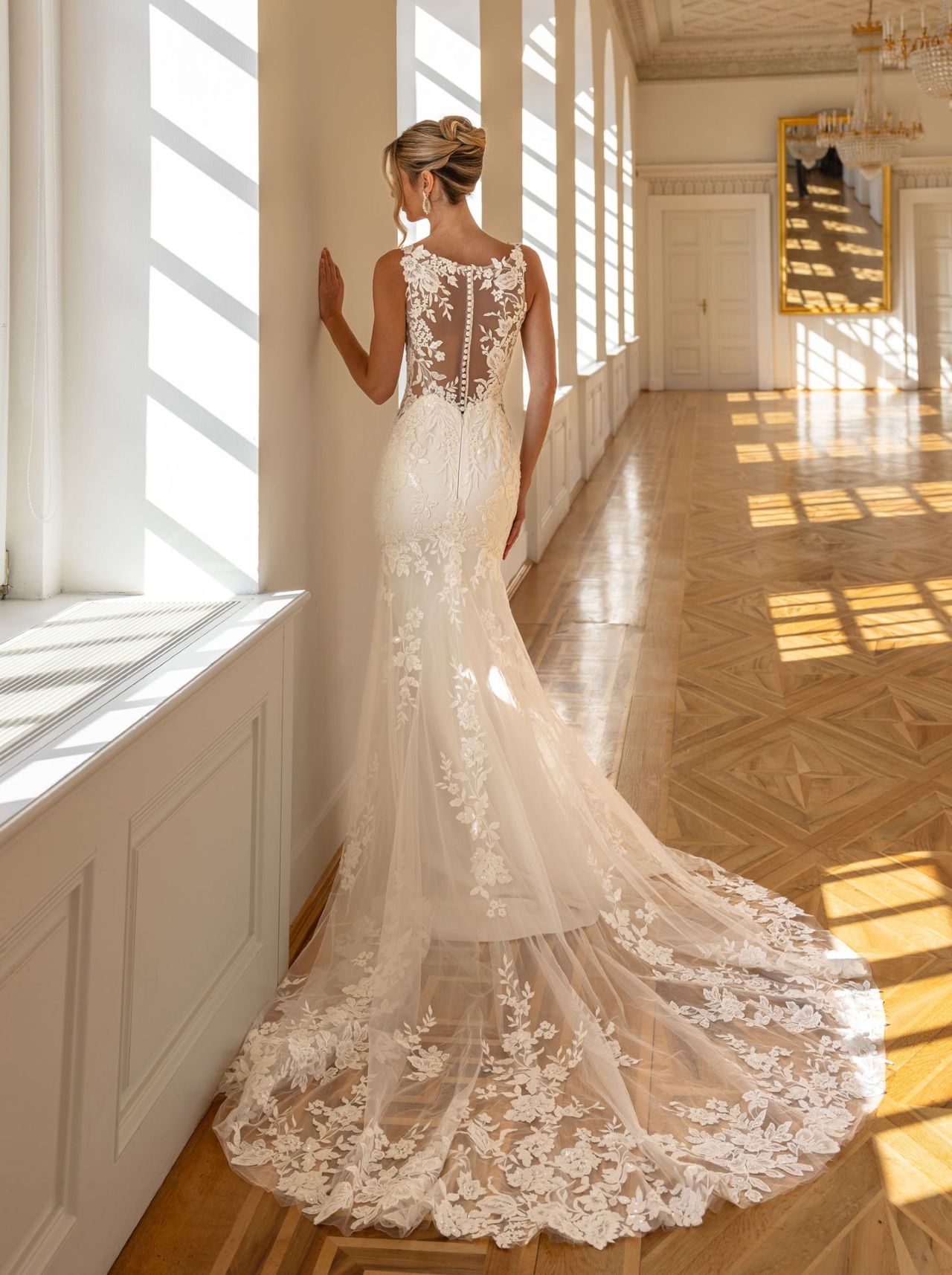 Elegantes Fit-and-Flare-Hochzeitskleid mit Spaghettiträgern, transparenter Spitzen-Corsage, tiefem V-Ausschnitt, Illusion-Rücken, Knopfleiste und langer floraler Spitzenschleppe – Vorder- und Rückenansicht bei Brautfashion in Sins